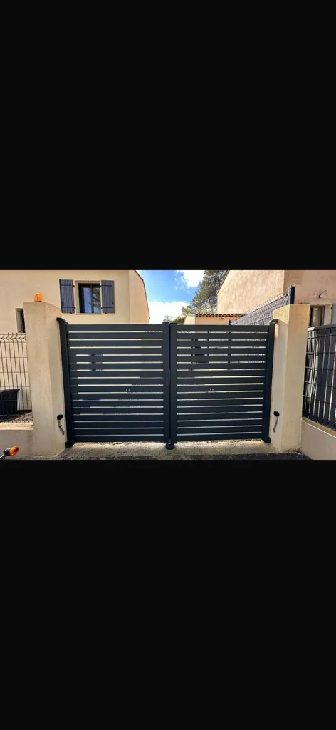 Installation de Portail et Portillon en Aluminium gris anthracite sur mesure sur PUYRICARD