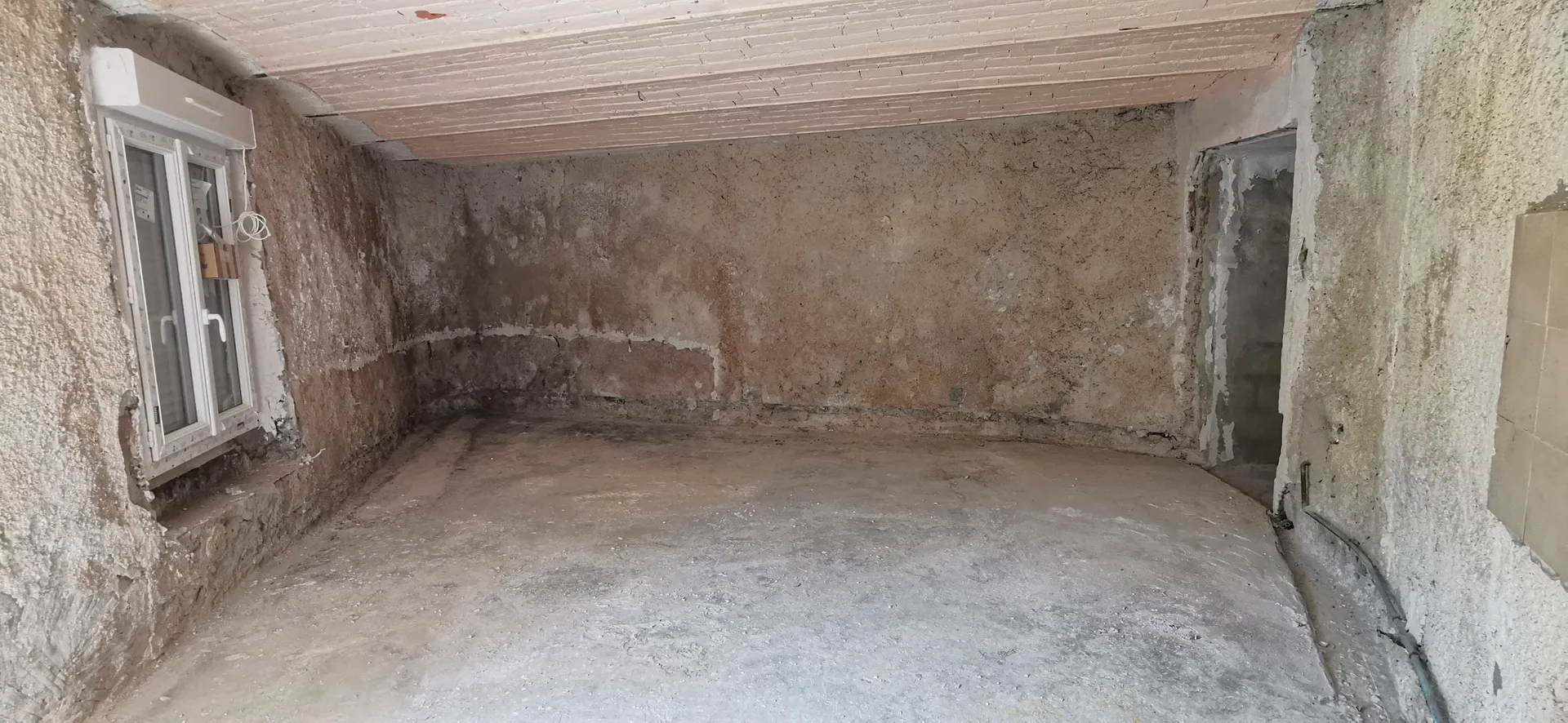Appartement à rénover de Type 2 dans le centre ville d'Aubagne situé au Rez-de-Chaussée d' un immeuble traditionnel - Idéal investisseur