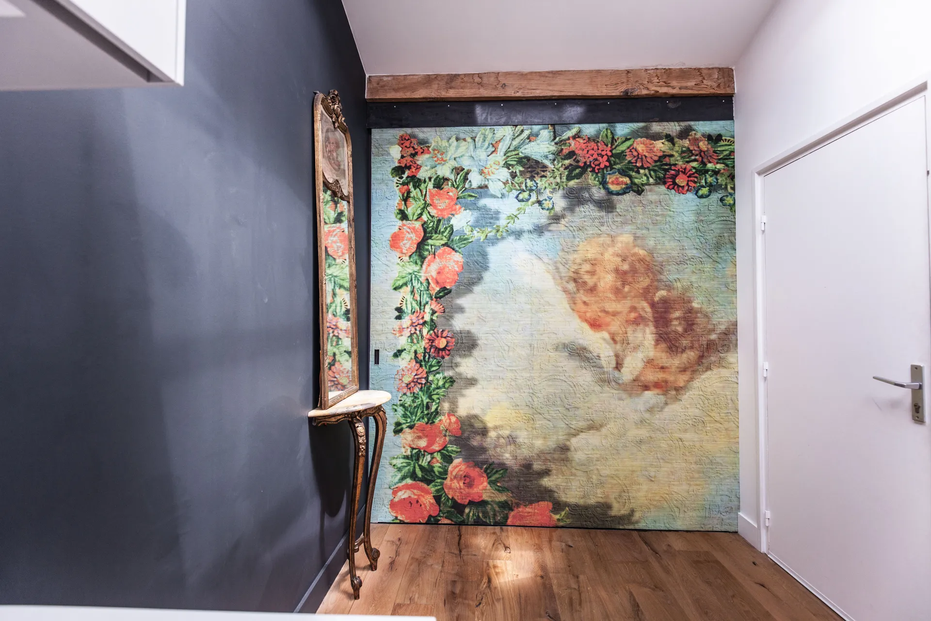 Entrée de loft réinventée par AKIKO ARCHITECTURE au Jardin Public, Chartrons Bordeaux, avec fresque murale végétale, lumière naturelle et parquet chaleureux dans le cadre d’une rénovation totale