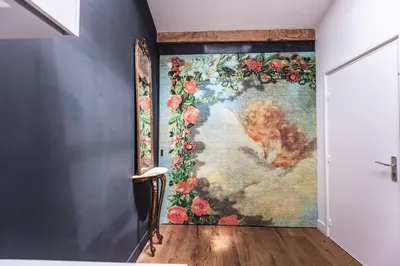 Entrée de loft réinventée par AKIKO ARCHITECTURE au Jardin Public, Chartrons Bordeaux, avec fresque murale végétale, lumière naturelle et parquet chaleureux dans le cadre d’une rénovation totale