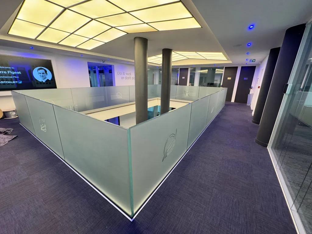 Vitrophanie décorative de bureau pour la société Astonjet au Bourget en région Île-de-France près de Paris