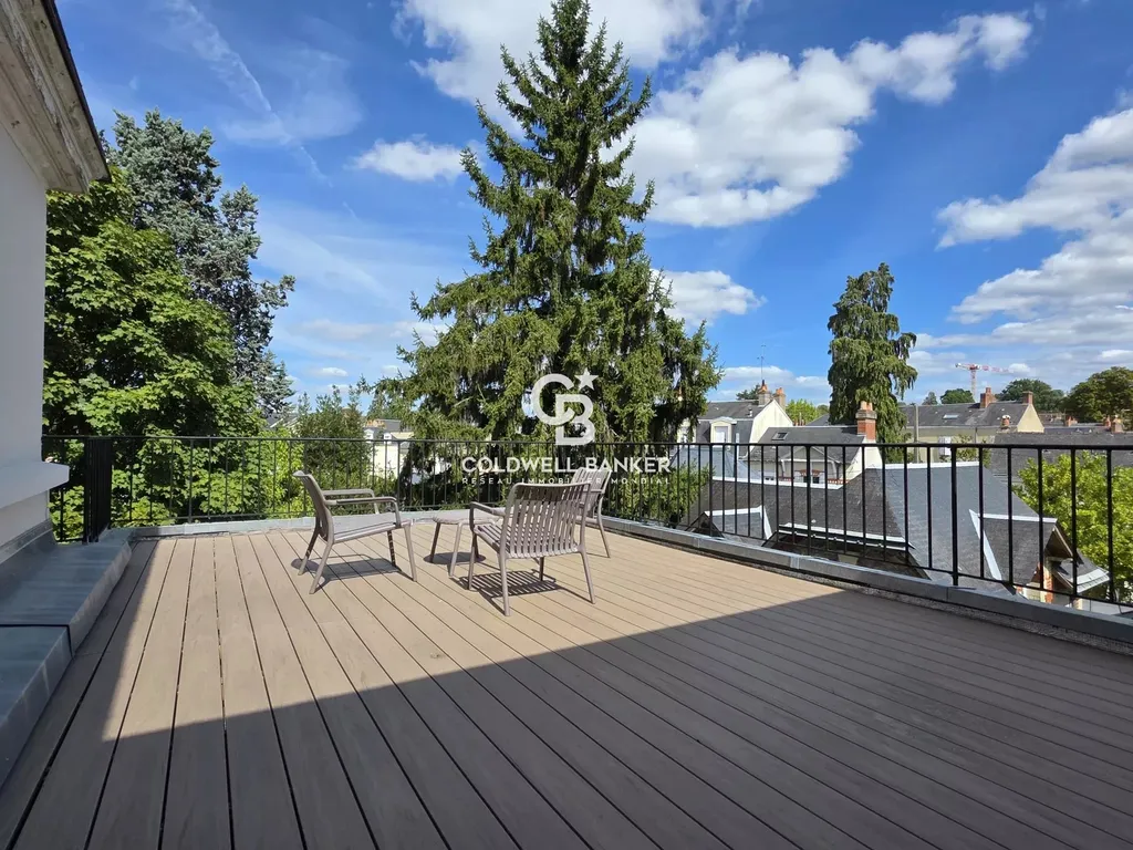 Terrasse solarium à la vue dégagée sur les toits du Mans