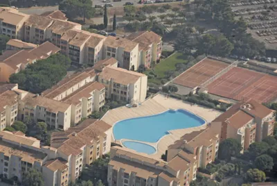 Charmant T2 Rénové à Fréjus : Calme, Tennis et Piscine Olympique