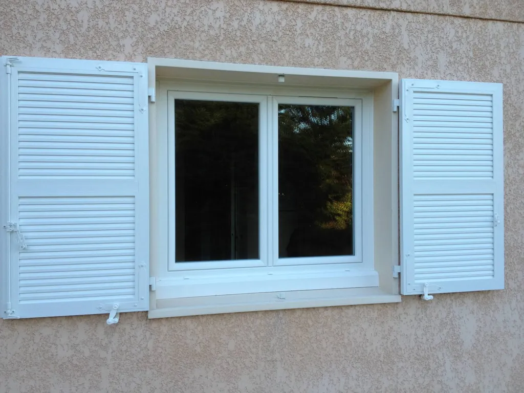 Remplacement fenêtre PVC blanc avec ses volets battants persienne à Lyon