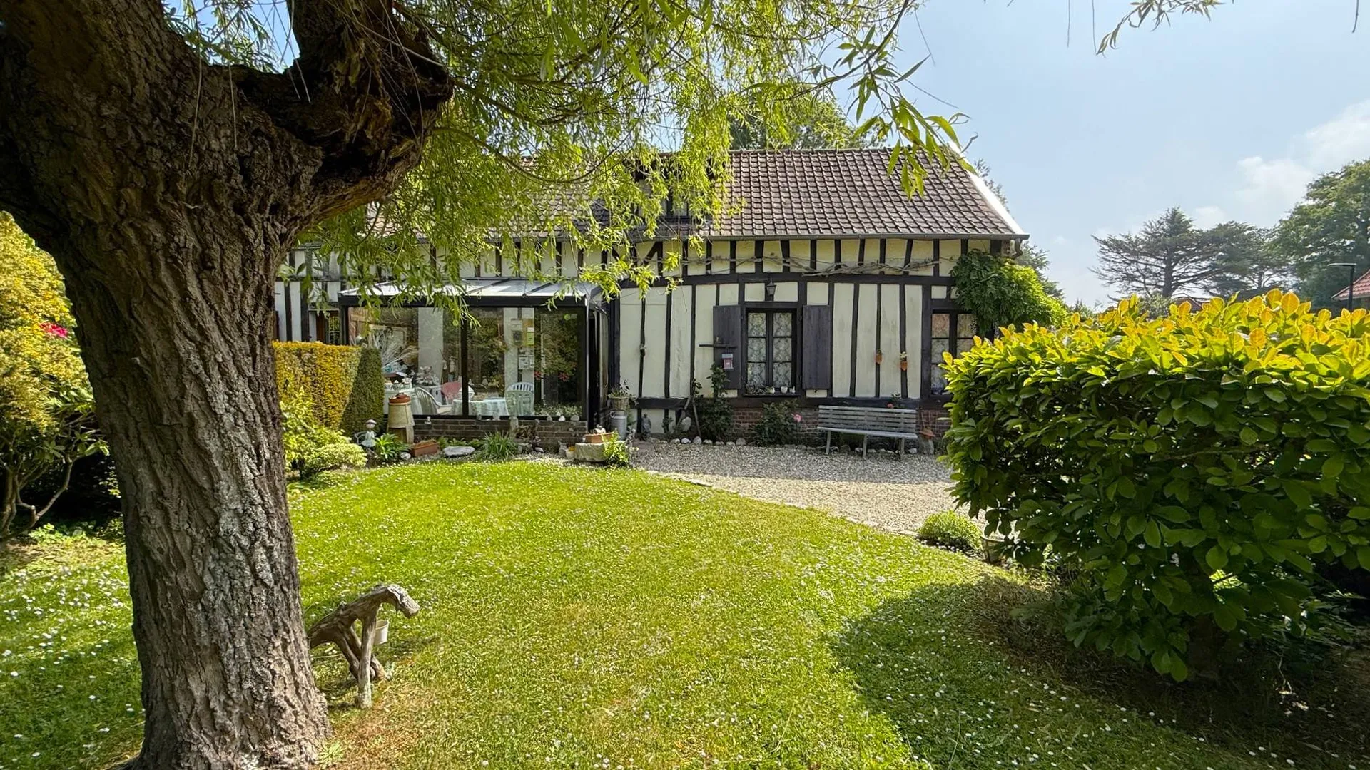 À vendre à Varengeville-sur-Mer : longère normande de 70 m² à rénover – Charme de l’ancien à deux pas du littoral.