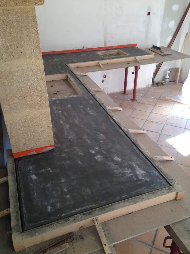 Réalisation d'un plan de travail en béton lissé d'une cuisine à Grans