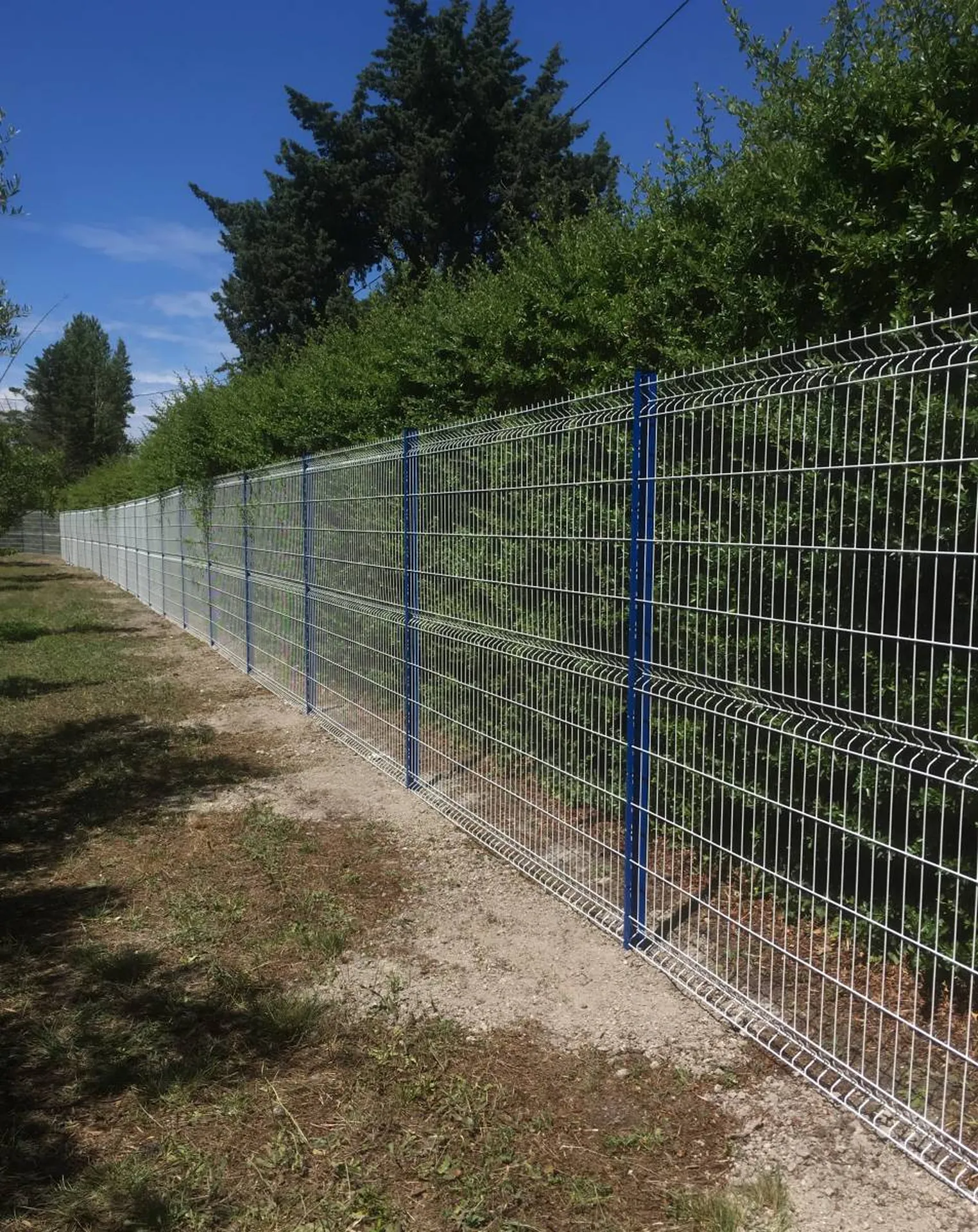 Illustration de clôtures en panneaux soudés posées à Châteauneuf-Les-Martigues