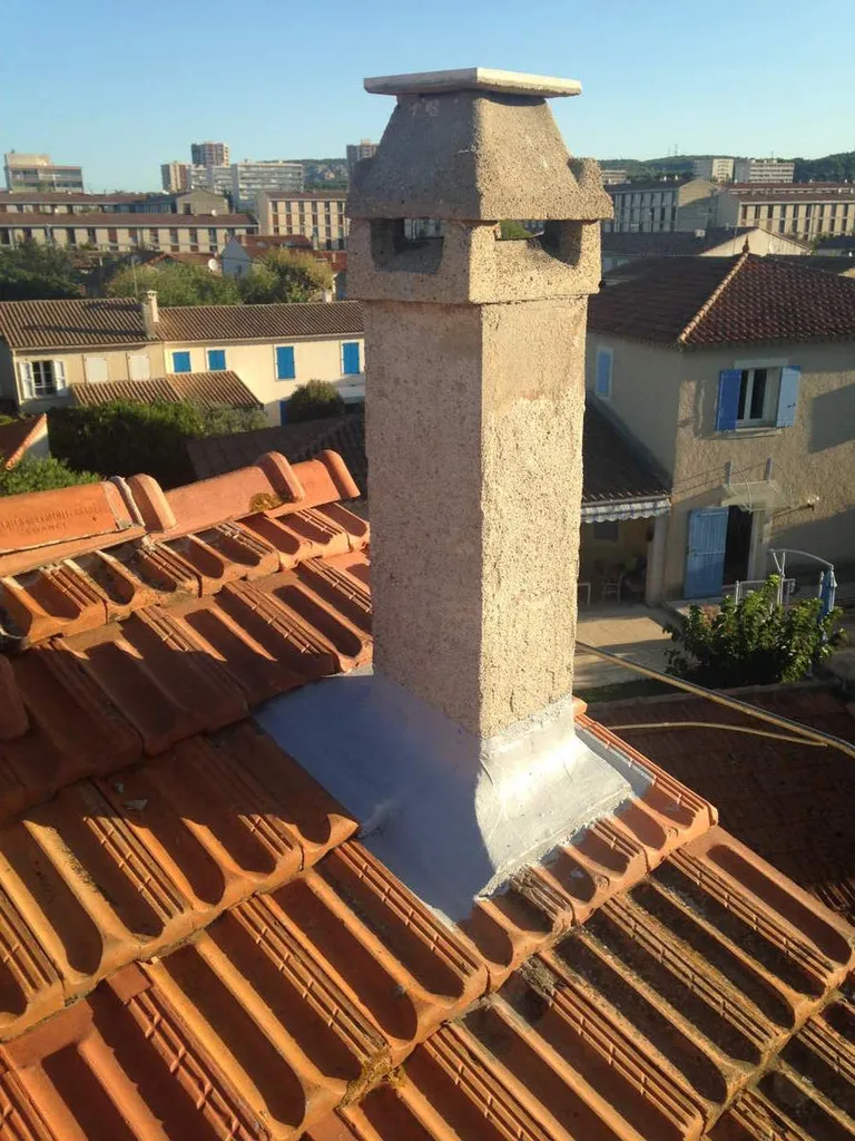  Réfection d'une toiture d'une maison existante à Salon de Provence - souche de la cheminée