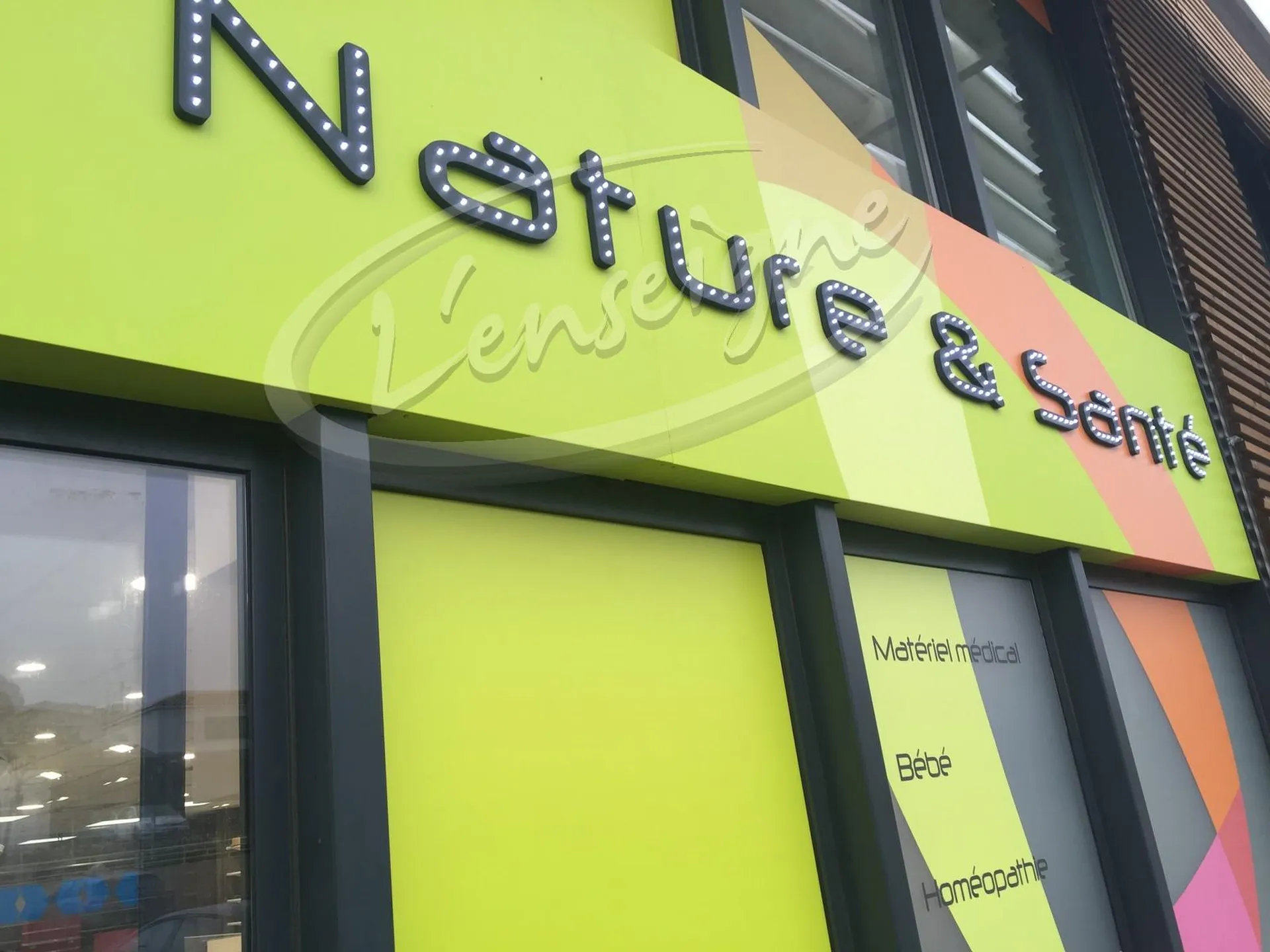 Réalisation enseigne lumineuse pour devanture de pharmacie en périphérie de Montpellier
