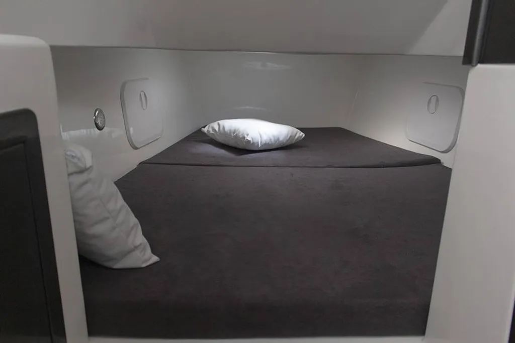 Bateau à moteru avec cabine à vendre d'occasion sur le port de Bandol