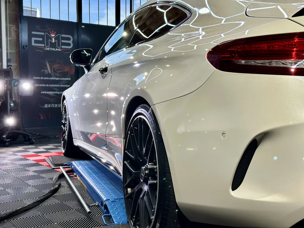 polissage Carroserie traitement céramique EMB DETAILING Vaugneray socialiste Mercedes C63 AMG