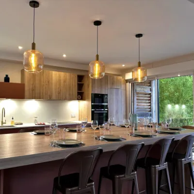 Cuisine centrale avec îlot pour 10 personnes, par l’Atelier D. architecte d’intérieur à Bordeaux.