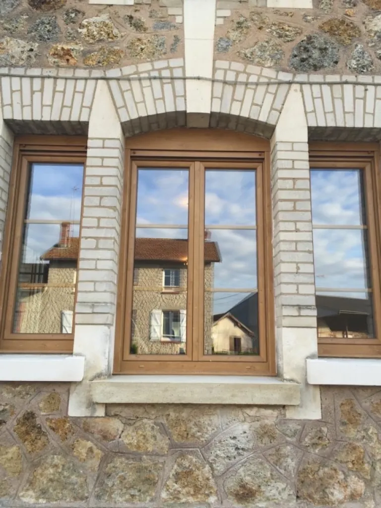 DRM Rénovation a trois domaines d’expertise : la pose de menuiserie, l’isolation par l’extérieur et le ravalement de façade par projection