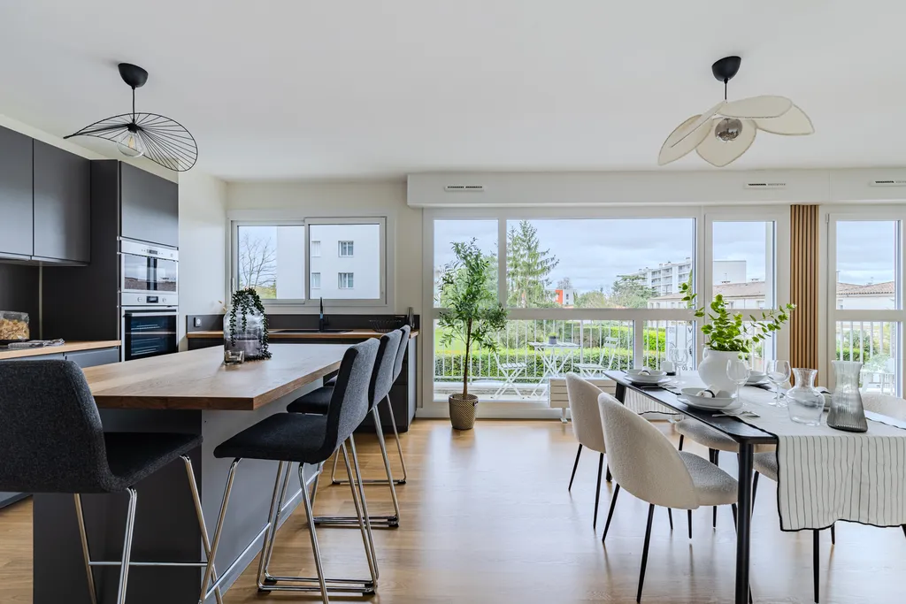 Acheter un bel Appartement Bordeaux Caudéran T4 78M2 entierement rénové avec balcons/ cave / parking / ascenseur
