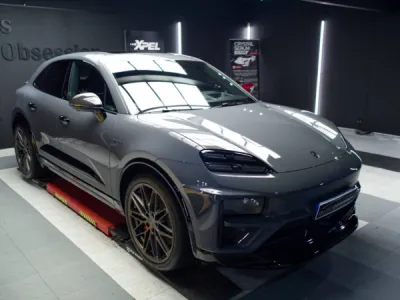 Vue rapprochée de la Porsche Macan après un polissage complet, révélant une peinture brillante et sans défaut, prête à recevoir un traitement de protection supplémentaire.