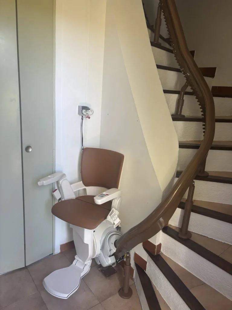 Installation d’un fauteuil monte-escalier Otolift Smart pour un couple de seniors près de Marseille par Oval’Access