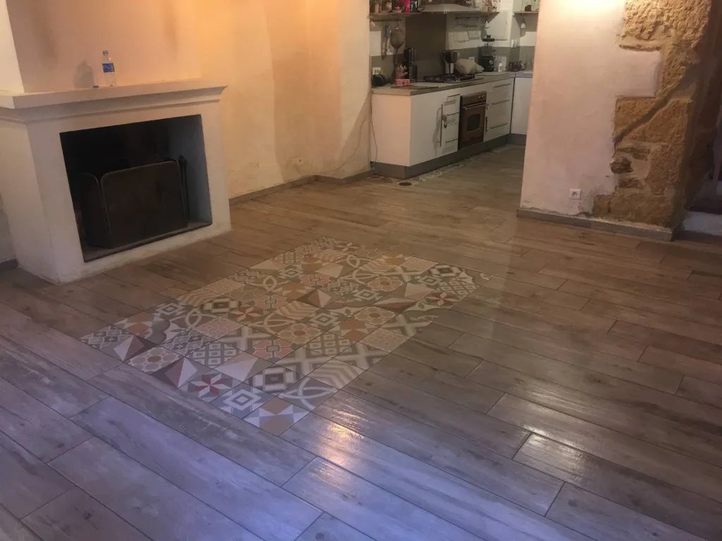 Pose carrelage imitation parquet dans une maison de village à Grans