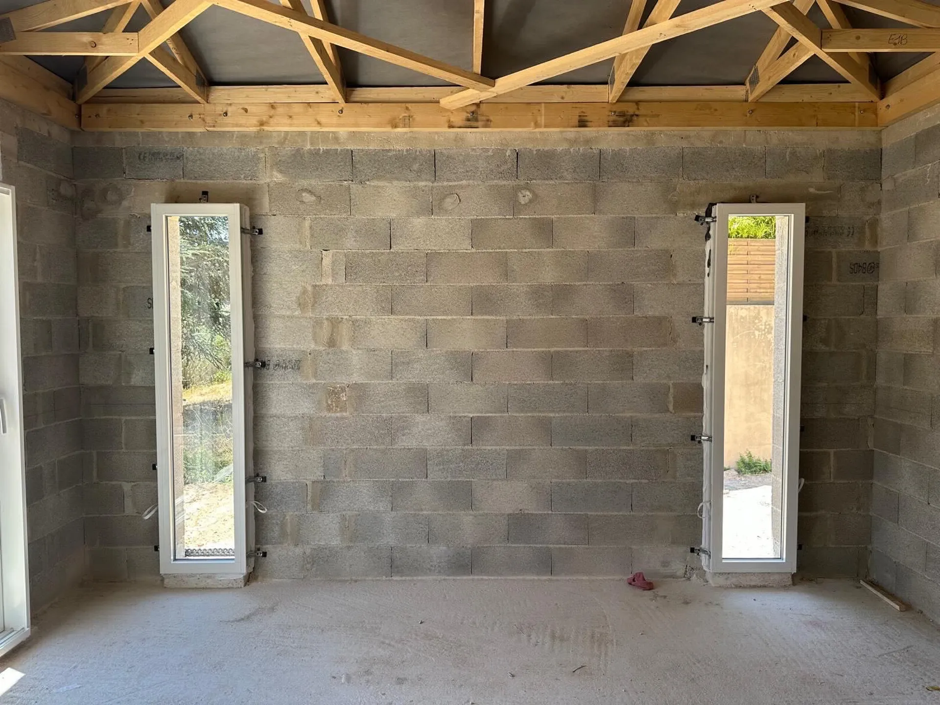 Pose de menuiseries en ALU dans une maison en construction aux PENNES MIRABEAU