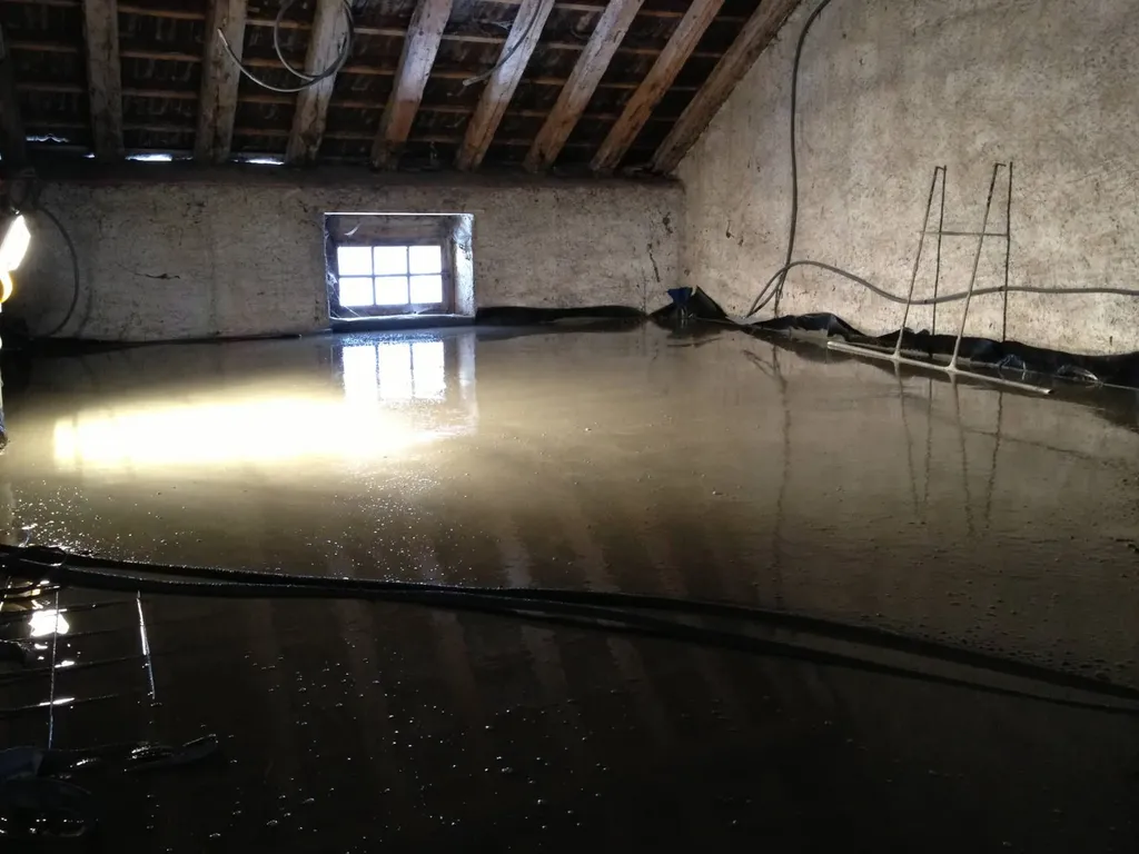 Sol avec dalle liquide coulée en rénovation dans le Val de Saône pour un résultat parfaitement nivelé