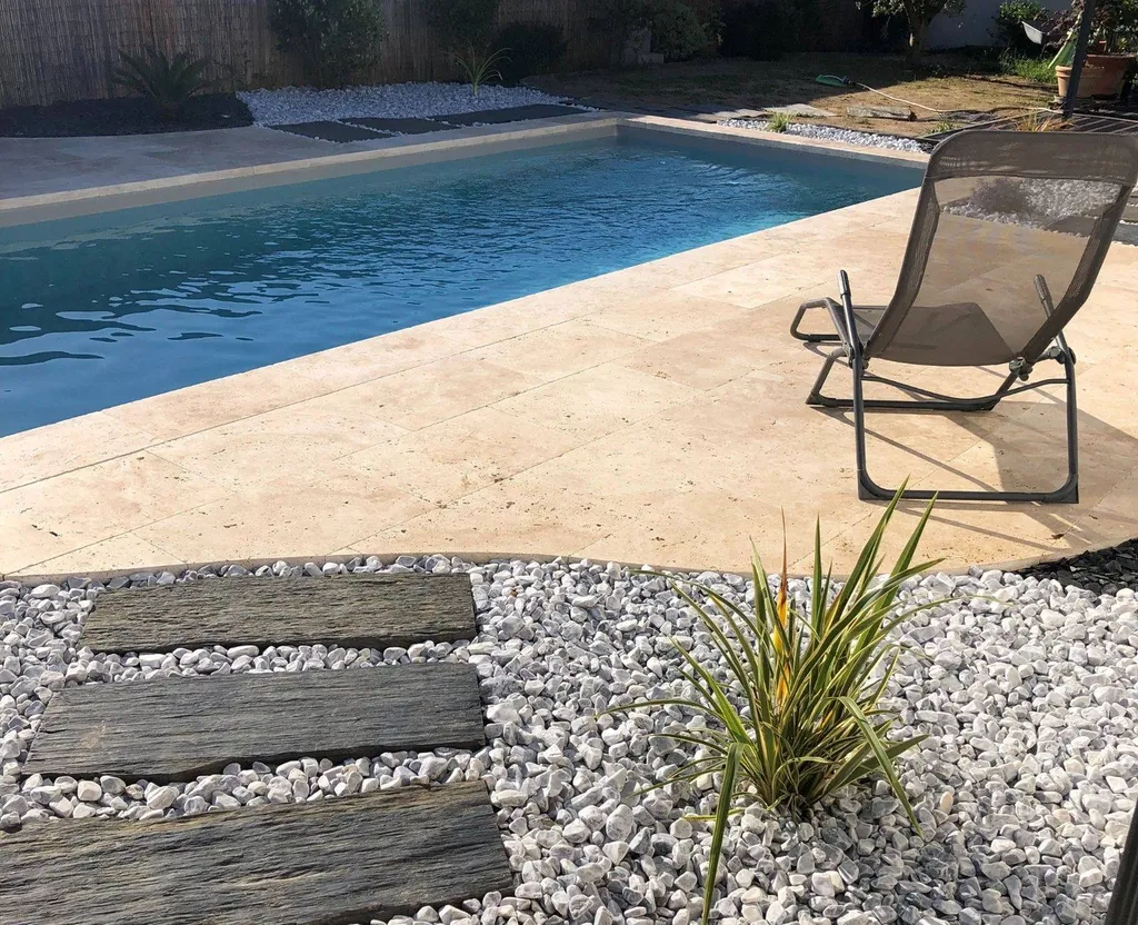 réalisation d'une piscine traditionnelle sur mesure avec aménagement extérieur  du coté de Saint Loubes proche bordeaux