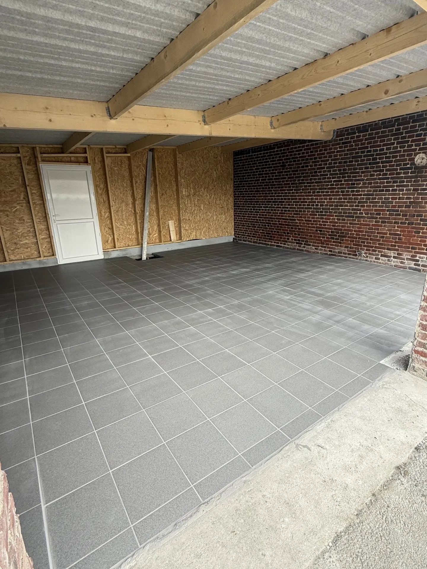 Rénovation d’un sol en carrelage de maison et de garage suite aux dégâts causés par un incendie vers Fécamp en Seine-Maritime