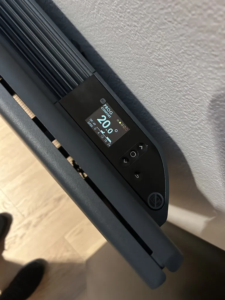 Radiateur électrique connecté et performant permettant de réaliser des économies d’énergie grâce à des fonctionnalités innovantes et une gestion optimisée du chauffage