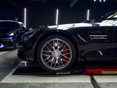 Protection sur mesure avec film XPEL pour AMG GTS dans la région de Lorient.