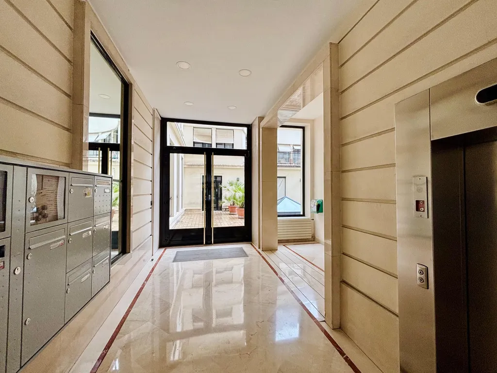 Location - Bureau 231 m², Saint Philippe du Roule, Rue Paul Baudry 75008 PARIS