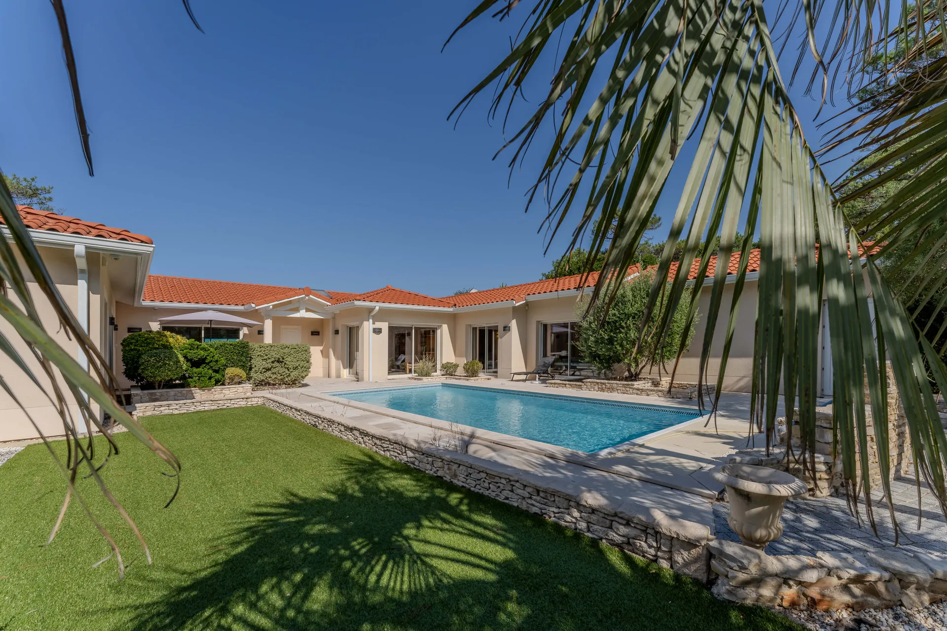 VILLA D'EXCEPTION SUR BISCARROSSE DE 242 M² À 500 M DE LA PLAGE AVEC PISCINE, SAUNA & JACUZZI.