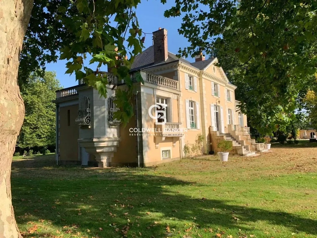 Résidence familiale de prestige prête à vivre, capturant l’essence du style français traditionnel dans un écrin de tranquillité.