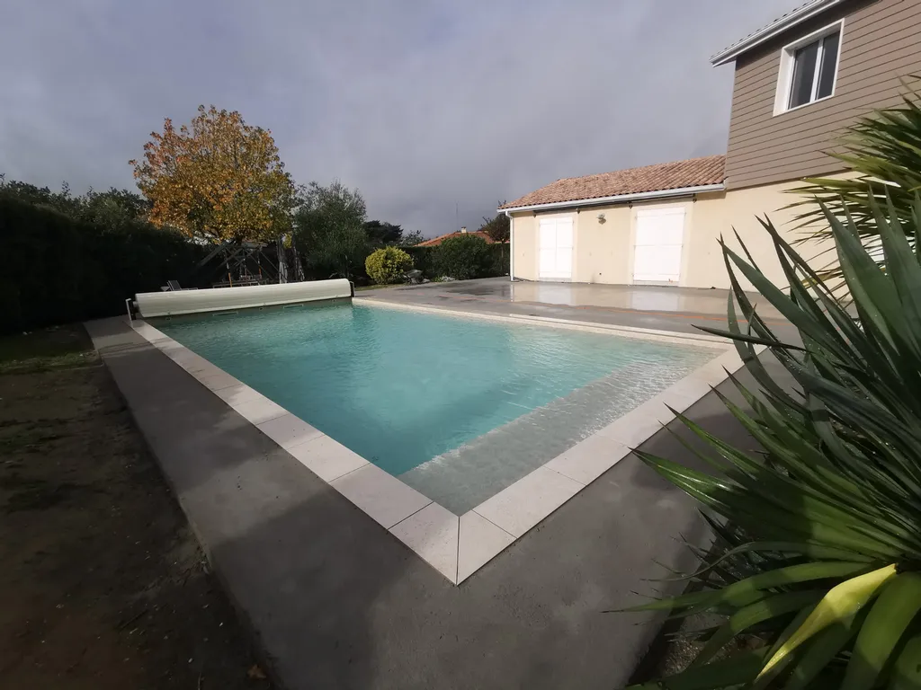 Comment sécuriser une piscine à Bordeaux ? installation de volet roulant automatique ou bâche à barres vers Gradignan