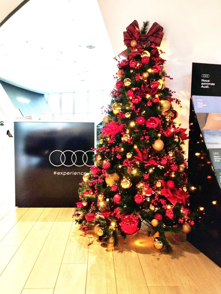 Sapin de Noël décoré pour l'accueil de la concession AUDI à Saint fons