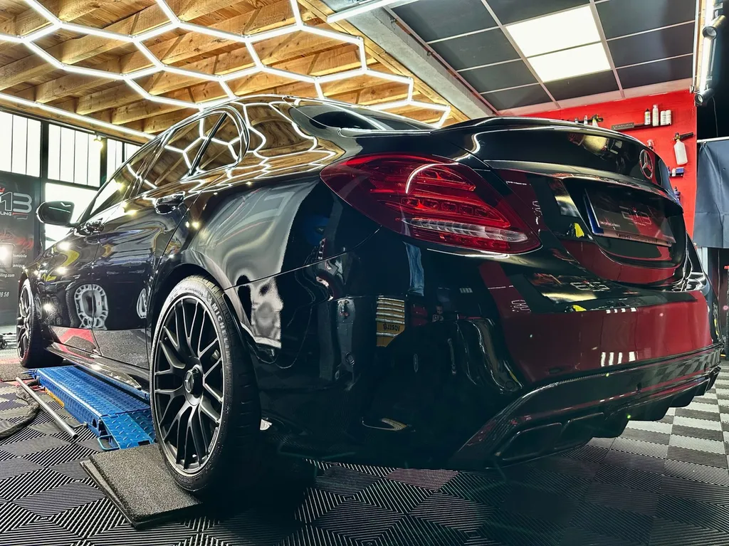 Detailing auto rénovation carrosserie lyon traitement céramique Mercedes C63 AMG