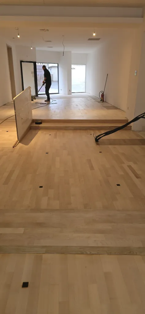Ponçage et rénovation de parquet ancien dans un commerce pour sol bois remis à neuf à Strasbourg