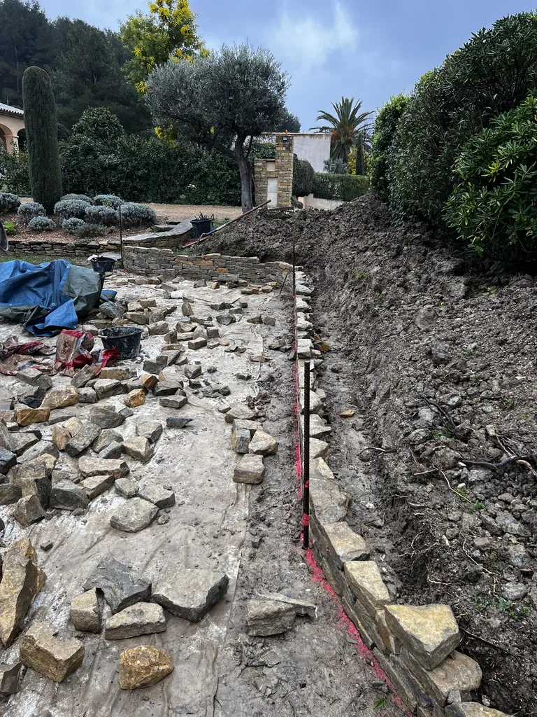 Aménagement paysager complet avec muret en pierres sèches et gazon de placage au Castellet