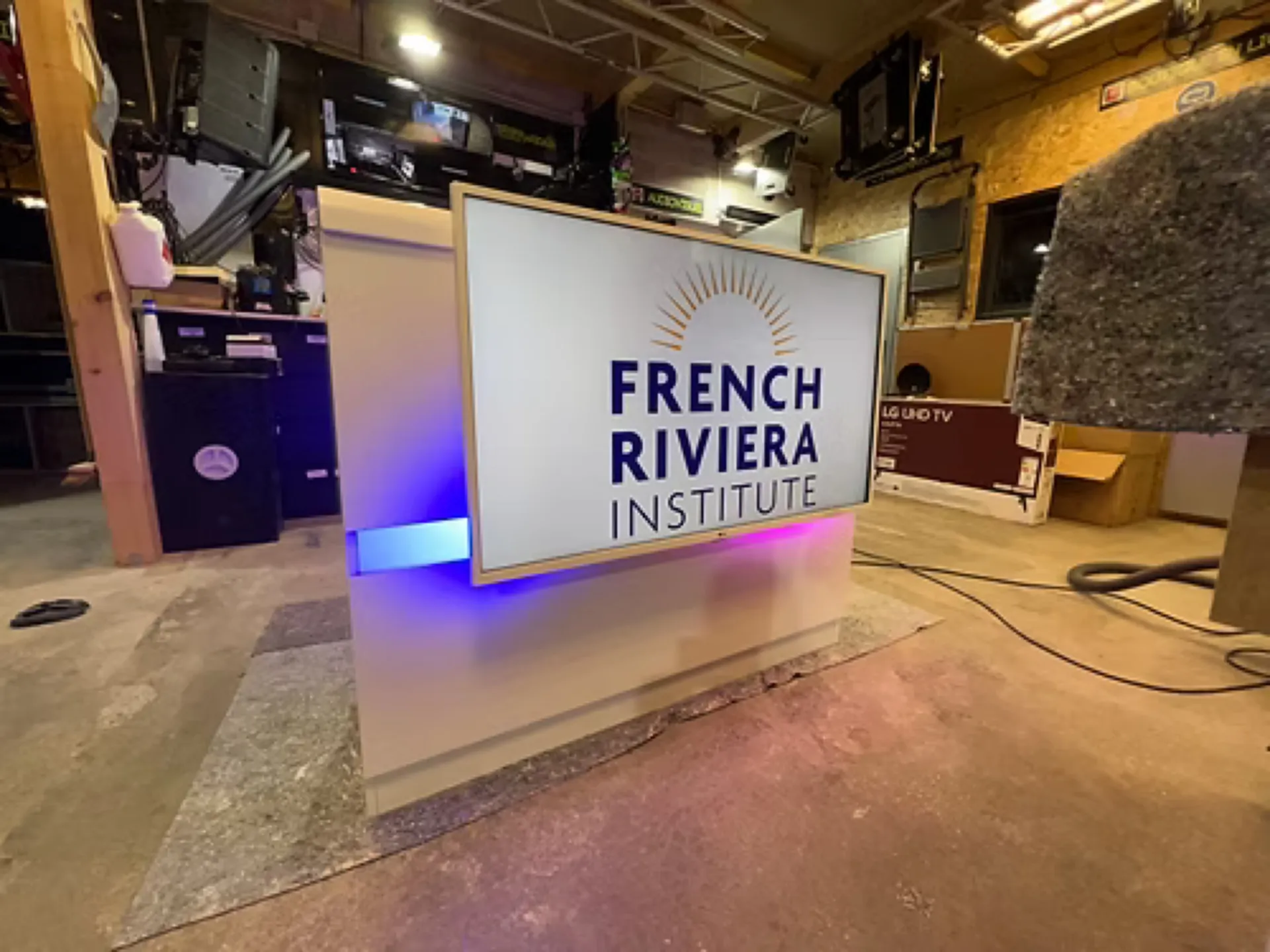 DESK BLANC AVEC ECRAN 43' 107CM DESK 3