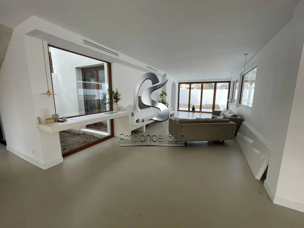 Pose d'un béton ciré sur le sol d'une maison à Marseille 