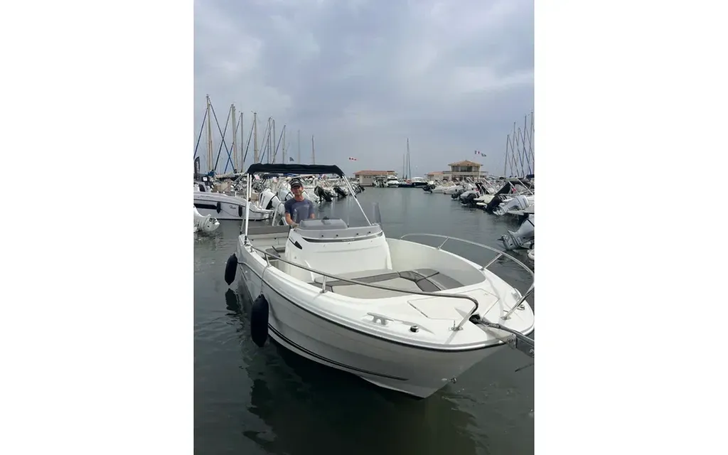Vente d'un Cap Camarat 6.5 CC de la marque Jeanneau d'occasion 2025 avec Honda BF200 : Bateau sportif et familial près de Saint Tropez