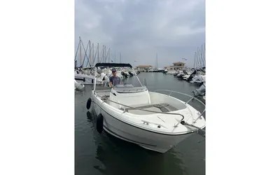 Vente d'un Cap Camarat 6.5 CC de la marque Jeanneau d'occasion 2025 avec Honda BF200 : Bateau sportif et familial près de Saint Tropez