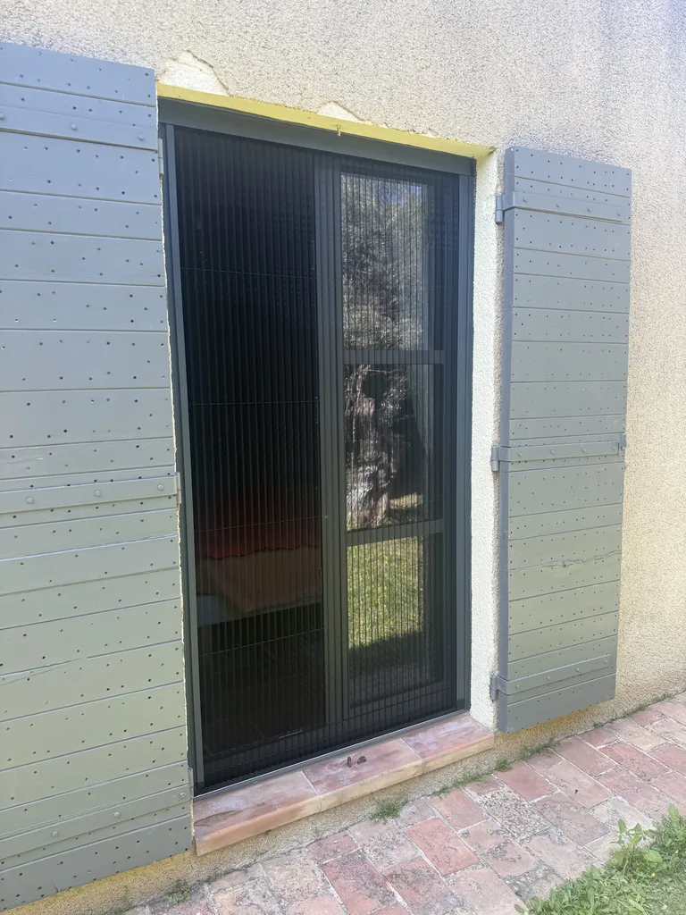 Mise en place de moustiquaire Enroulable et Plissea sur fos sur mer