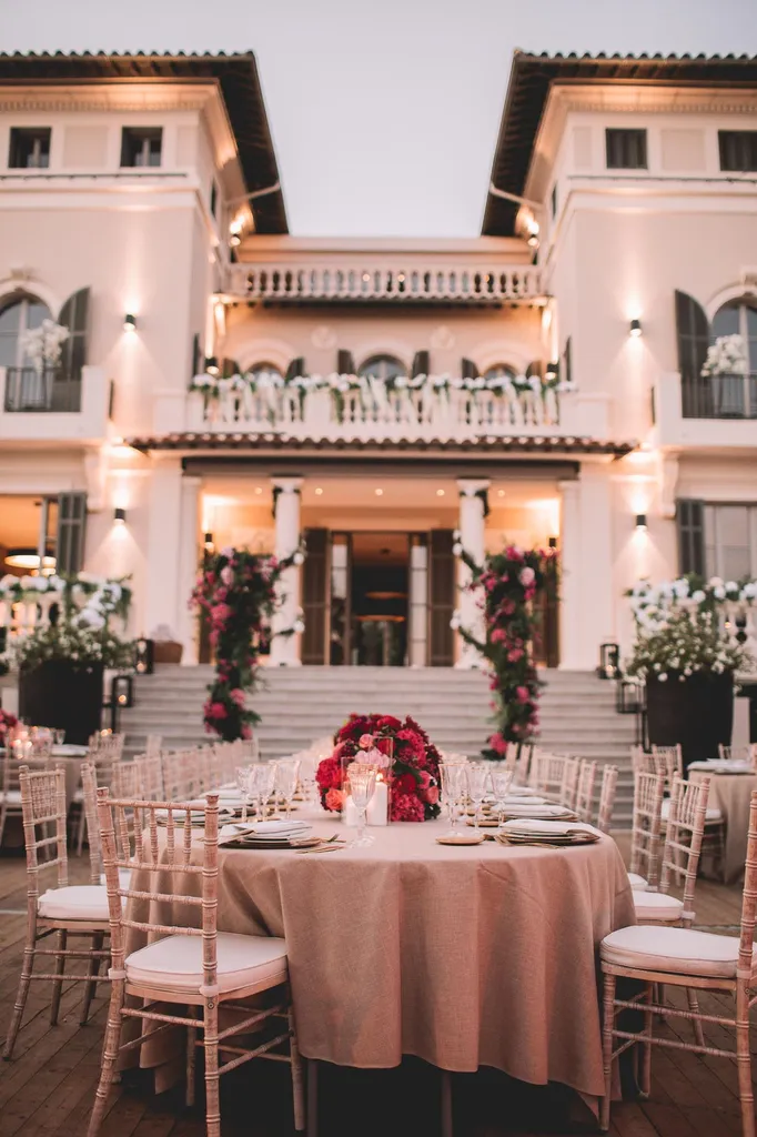 Réalisation des compositions florales avec assortiments de fleurs rouges, roses et blanches pour un mariage chic à Cannes