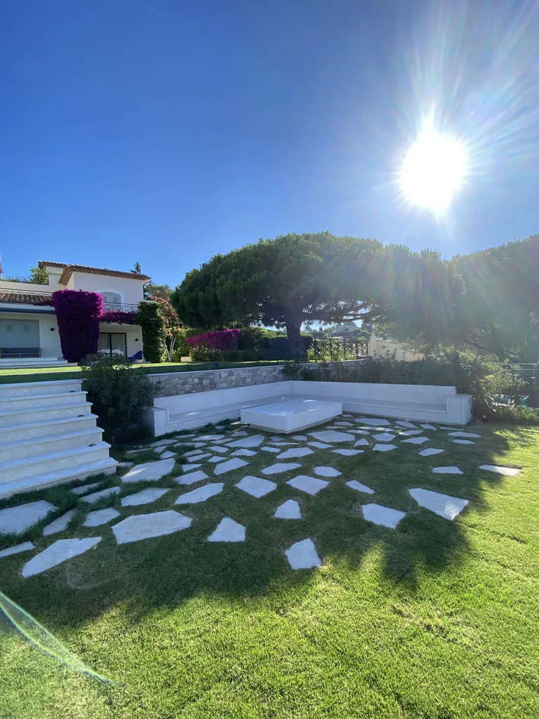 Braséro, banquettes et escalier en Botticcino au Cannet