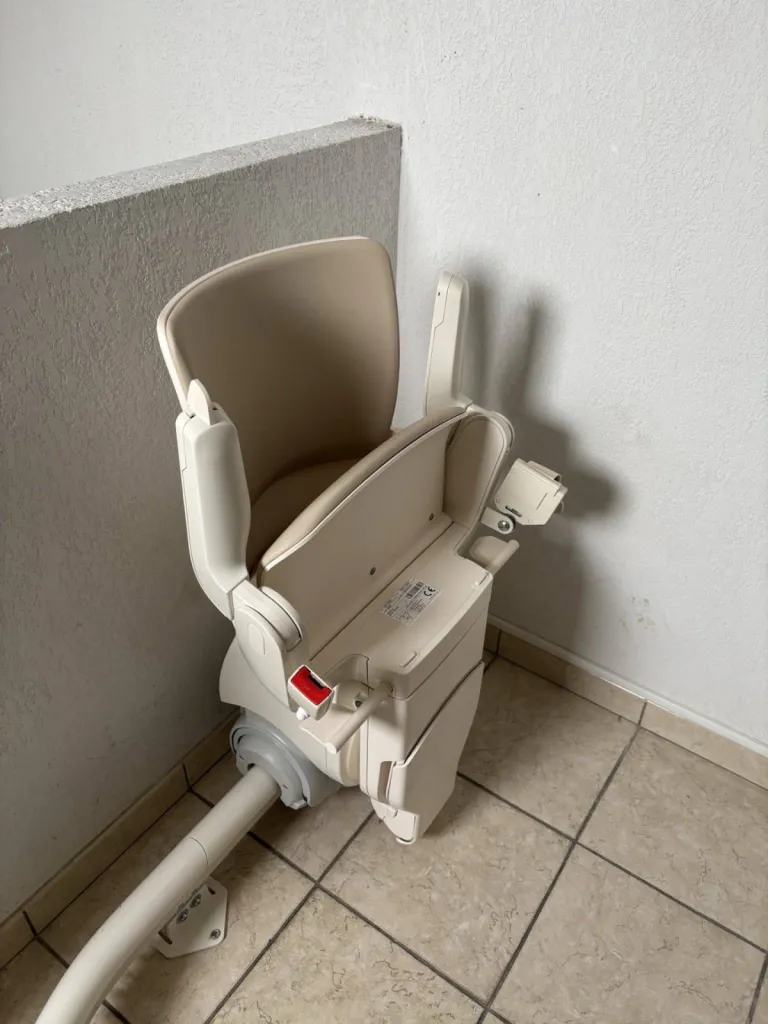 Encombrement minimal pour ce fauteuil monte-escaliers OTOLIFT Smart dans une copropriété à Fréjus