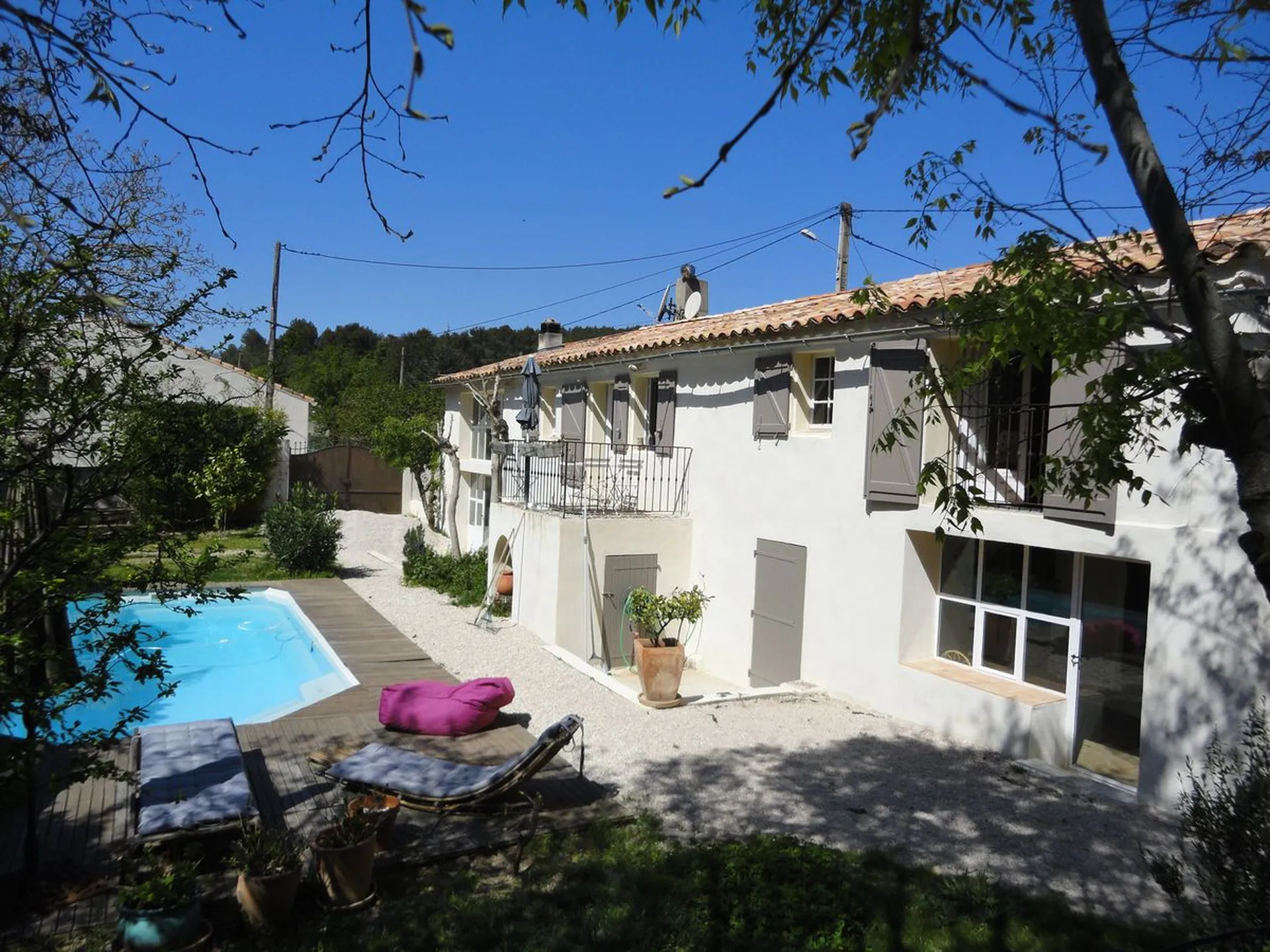 Corps de ferme rénové 5/6 Roquefort La Bédoule sur terrain paysager et piscine
