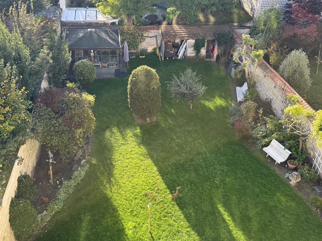 Appartement lumineux dans une rue du Centre-ville de Saint-Germain-en-Laye très recherchée