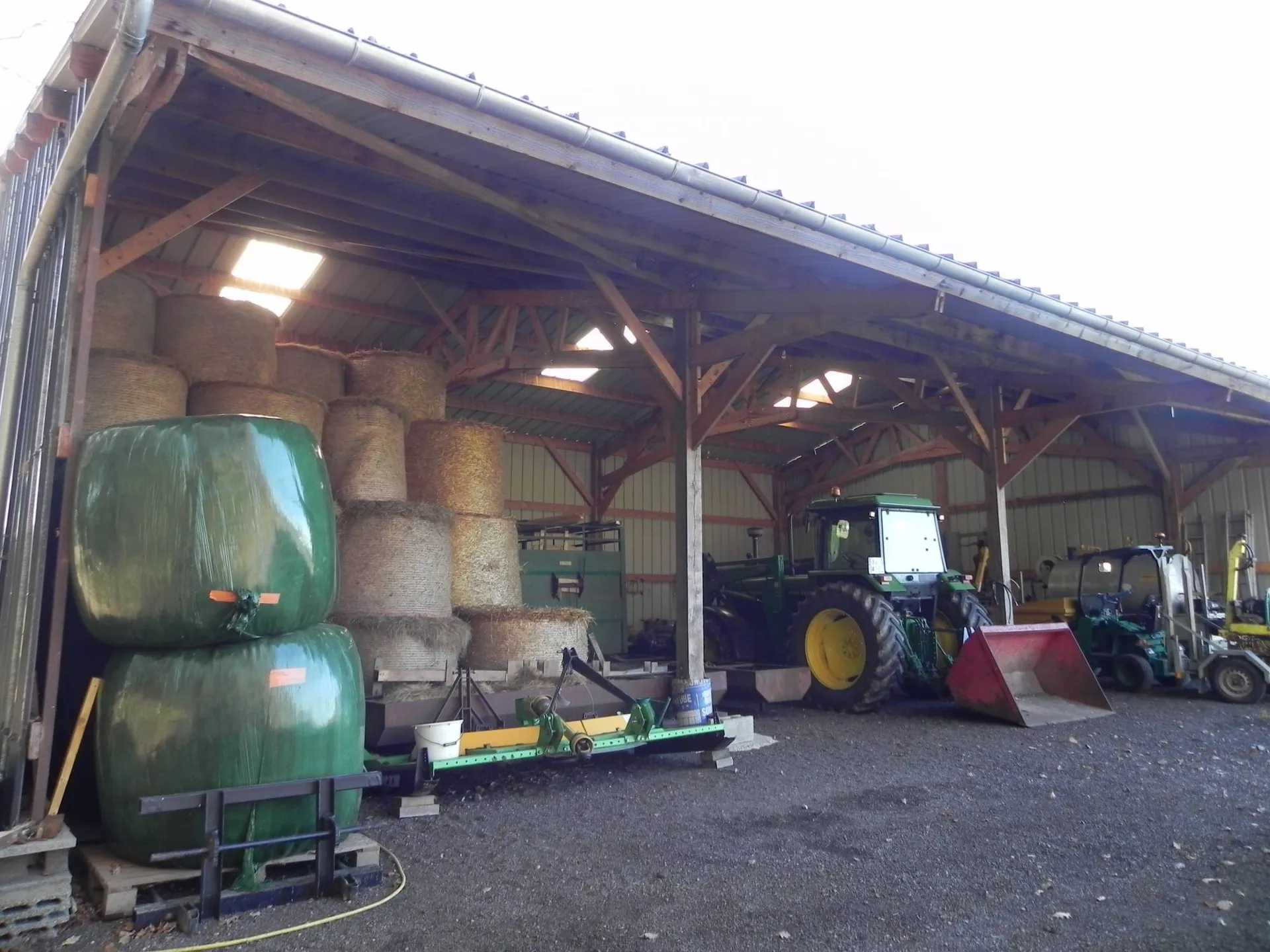 Acheter dans un bel environnement calme et à seulement deux kilomètres des commodités d'Orbec 14290, cette Propriété sur 7Ha 90a idéale pour de l'élevage de chevaux.