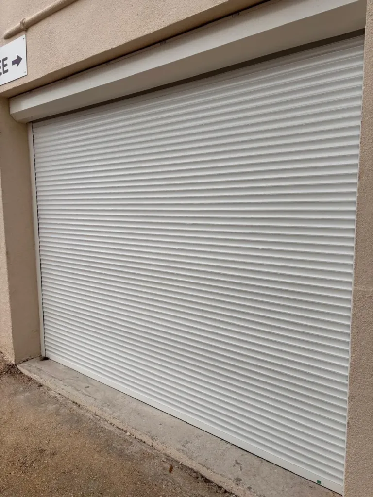 Installation d’une porte de garage enroulable motorisée en aluminium à Toulouse