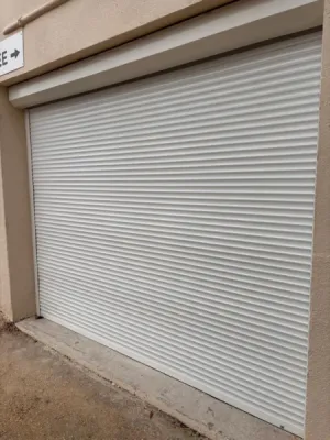 Installation d’une porte de garage enroulable motorisée en aluminium à Toulouse