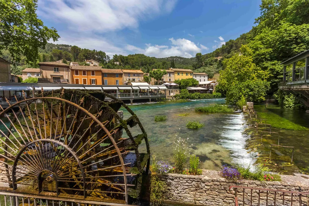 Fontaine-de-Vaucluse, source spectaculaire : résurgence, rivière Sorgue, promenades et patrimoine hydraulique