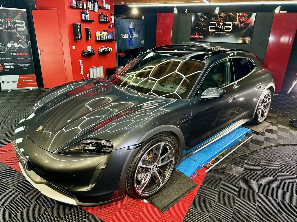 Spécialiste rénovation carrosserie Porsche lyon traitement céramique et film de protection PPF Porsche Taycan